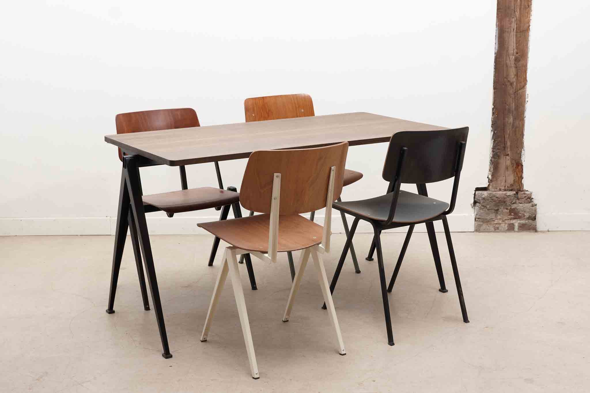 Table Pyramid 01 de Wim Rietveld, chêne foncé et noir