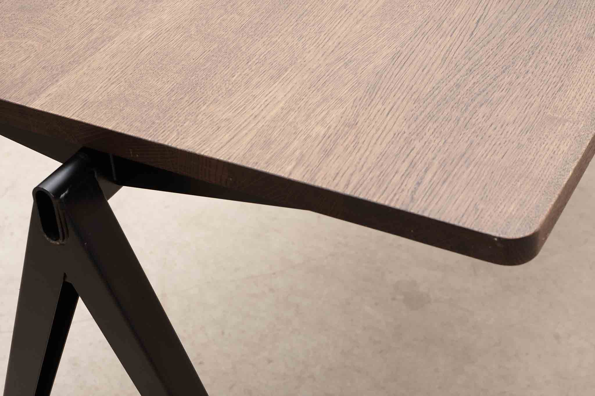 Table Pyramid 01 de Wim Rietveld, chêne foncé et noir