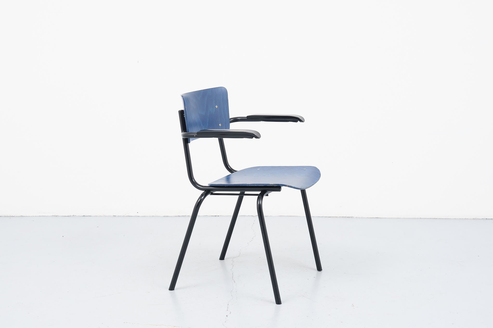 Chair with blue vintage armrests