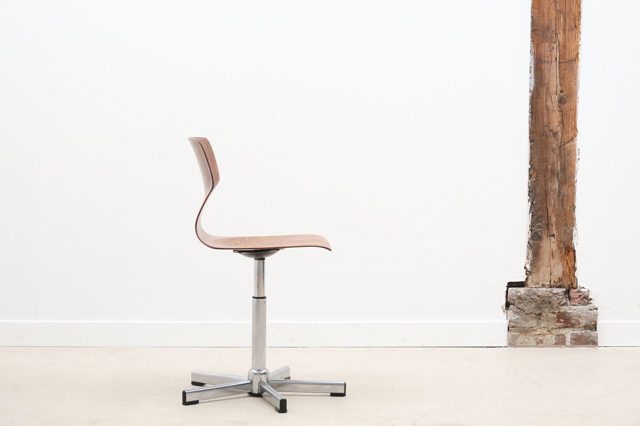 Adjustable workshop chair oak / chrome
