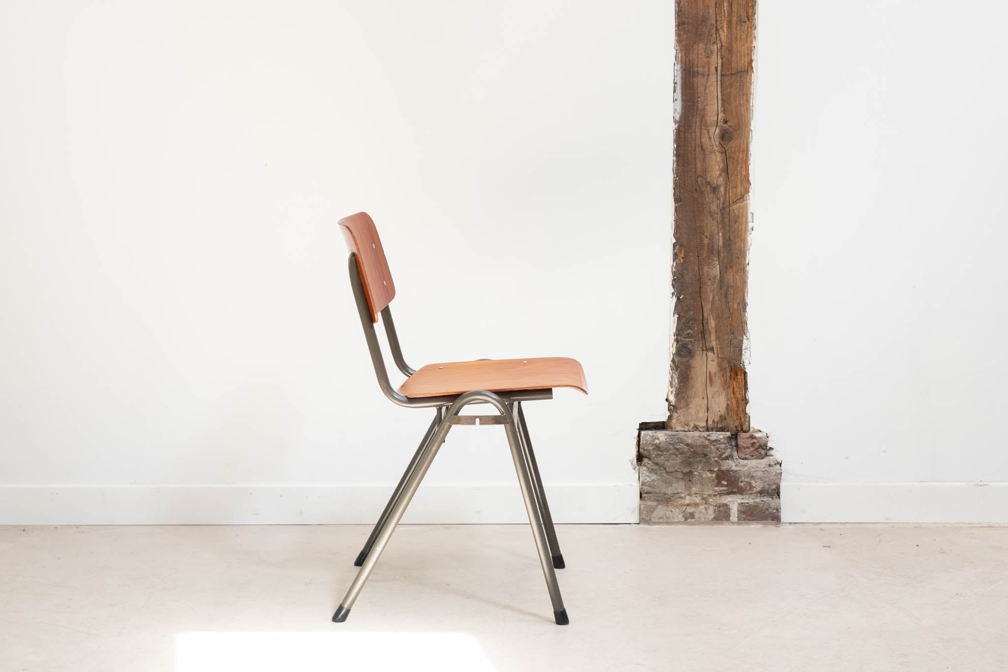 Eromes F4 gray oak chair with hooks