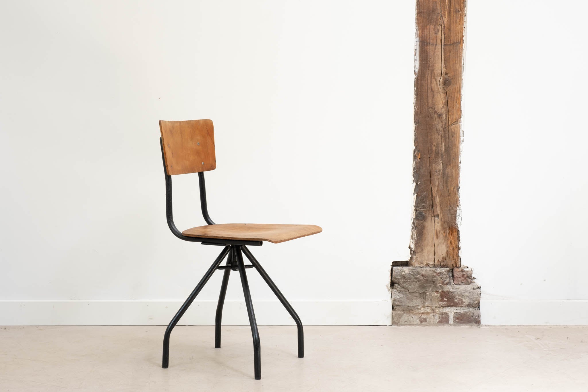 Spider swivel chair