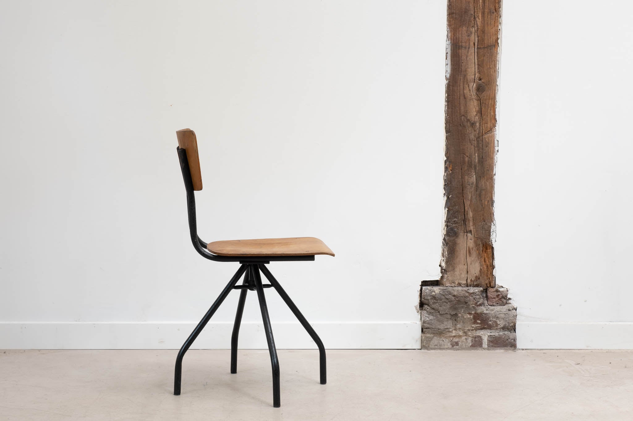 Spider swivel chair