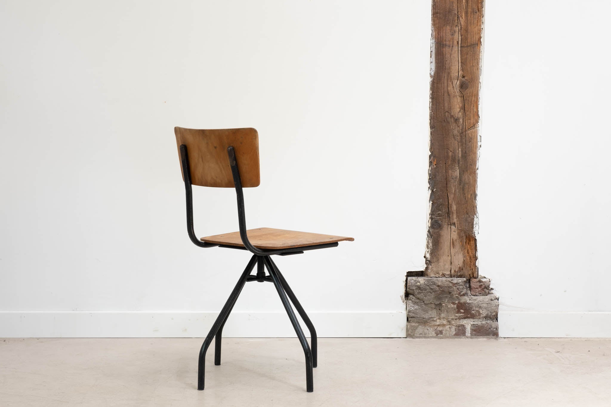 Spider swivel chair