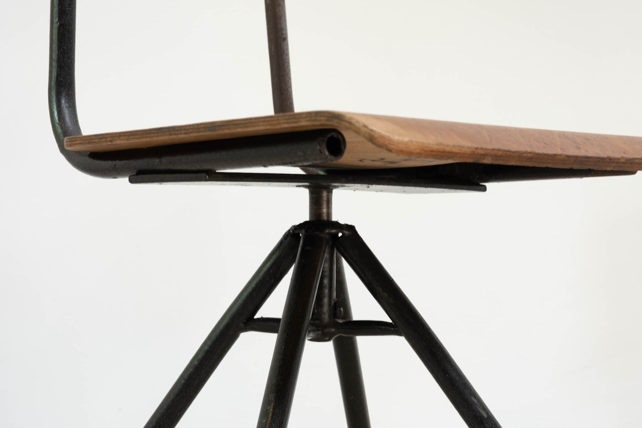 Spider swivel chair