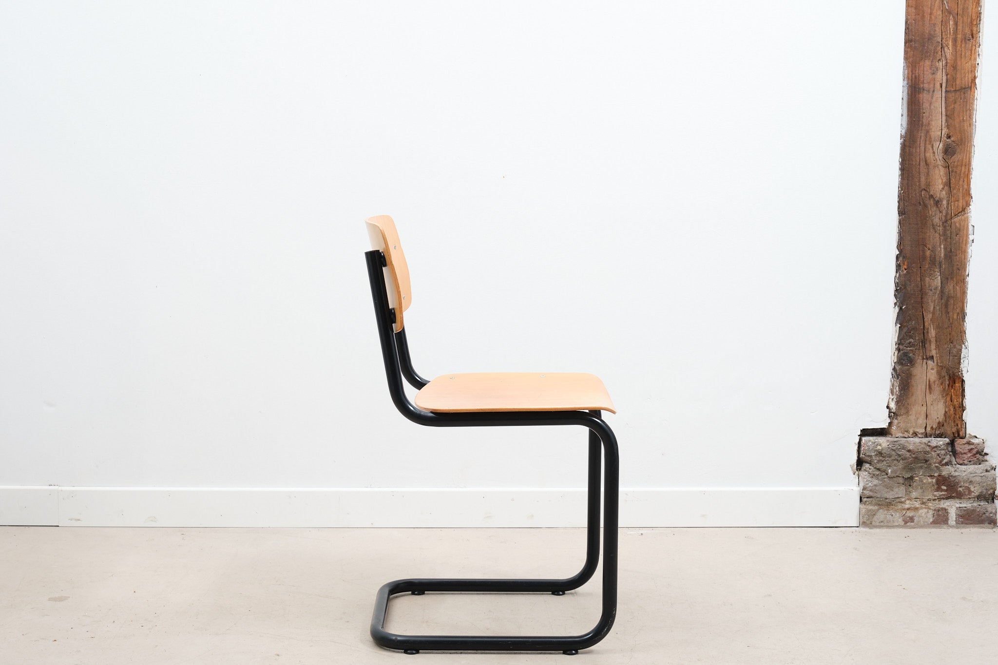 Pagholz S-shaped chair