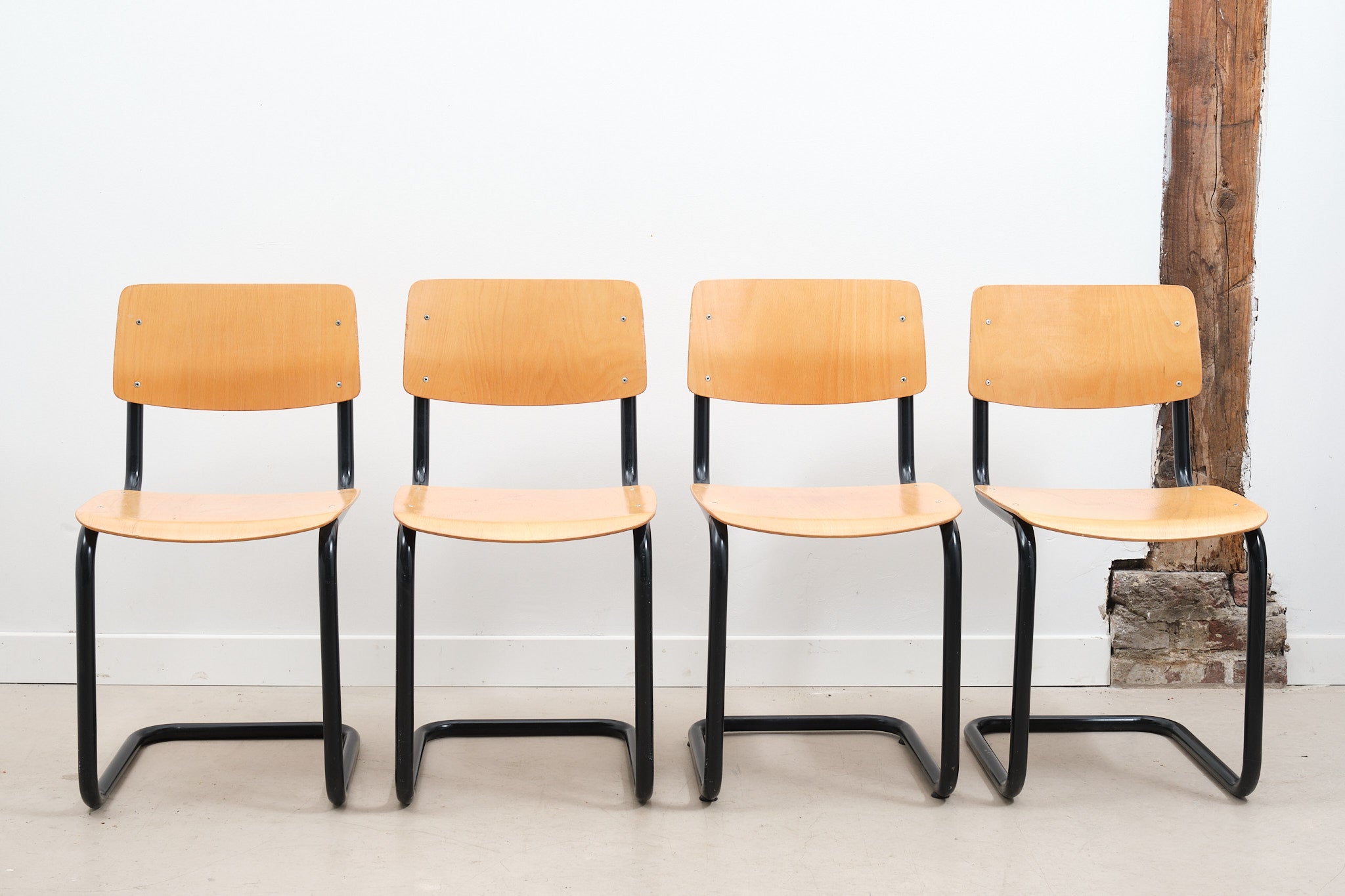 Pagholz S-shaped chair