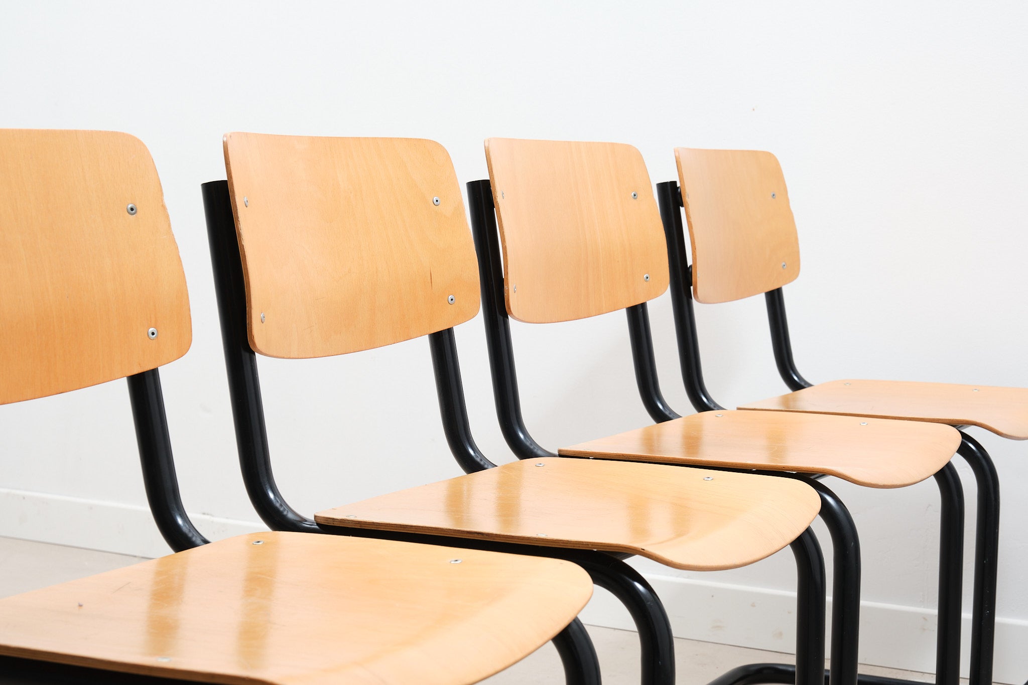 Pagholz S-shaped chair