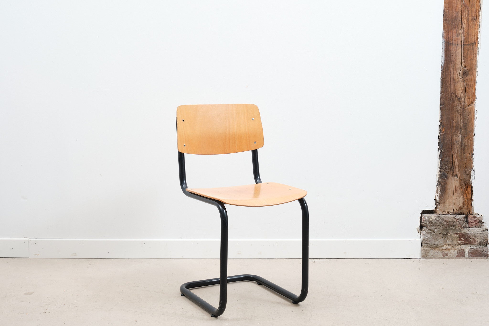 Pagholz S-shaped chair