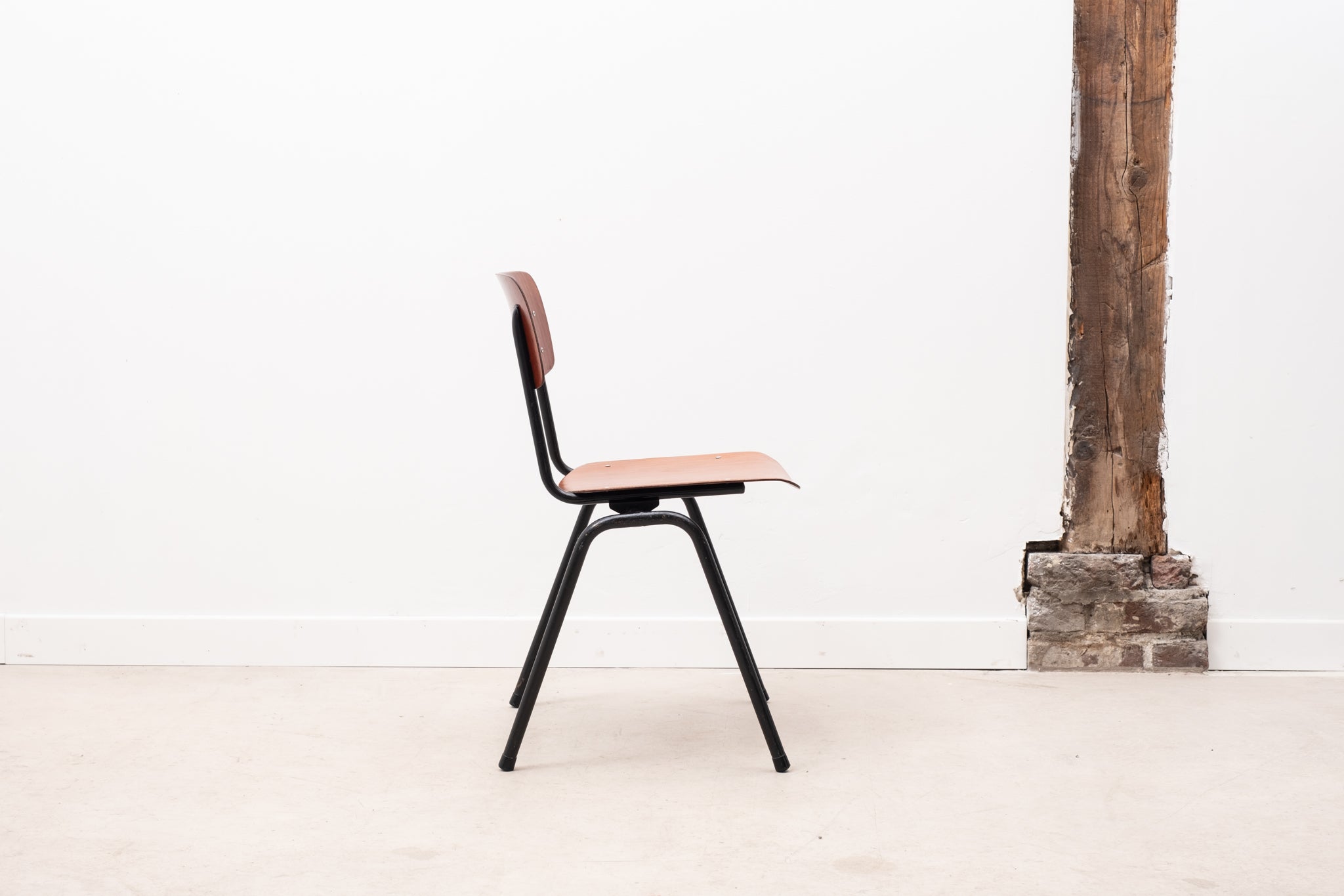 Stackable metal and wood chair oak / black