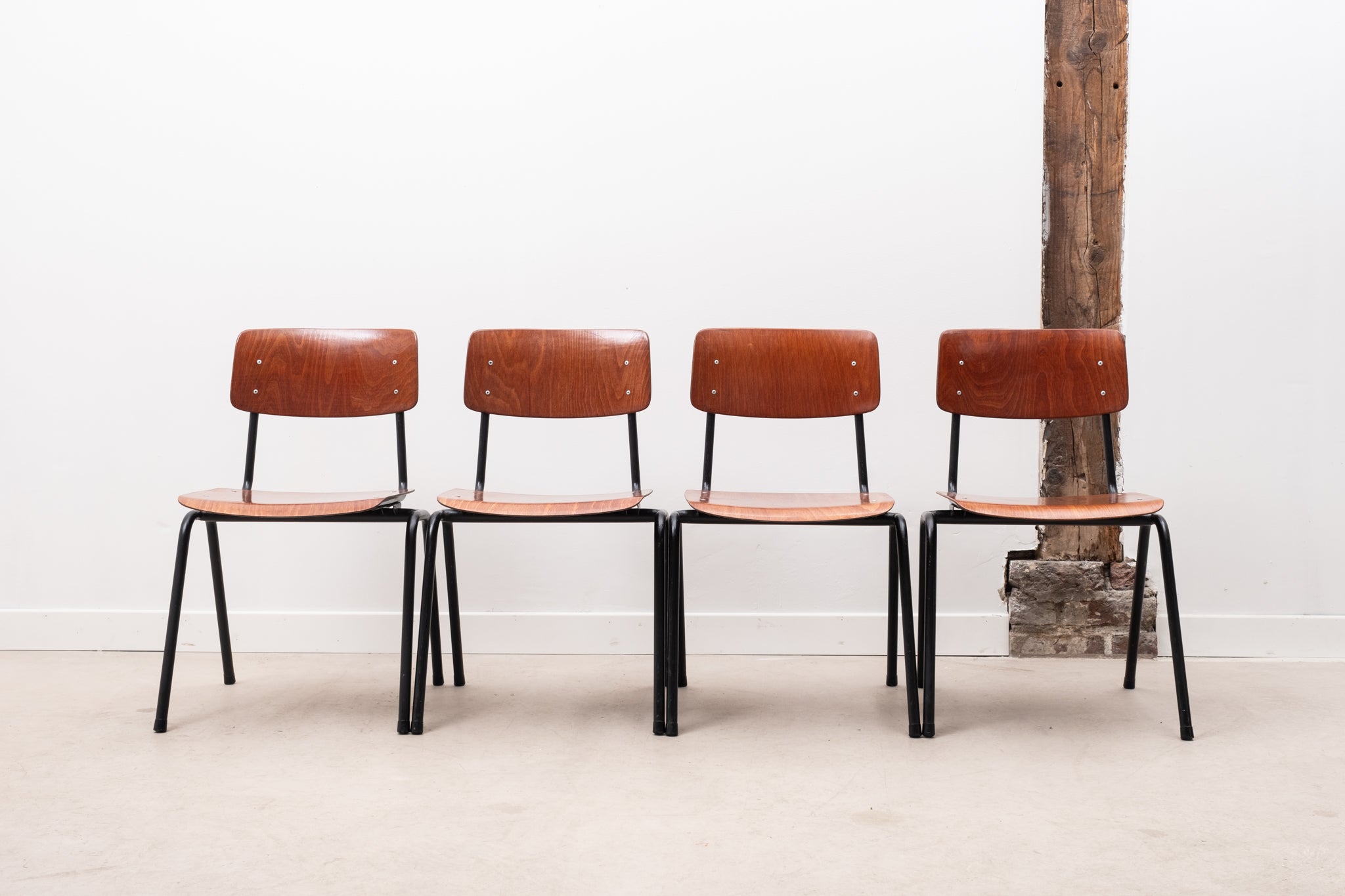 Stackable metal and wood chair oak / black