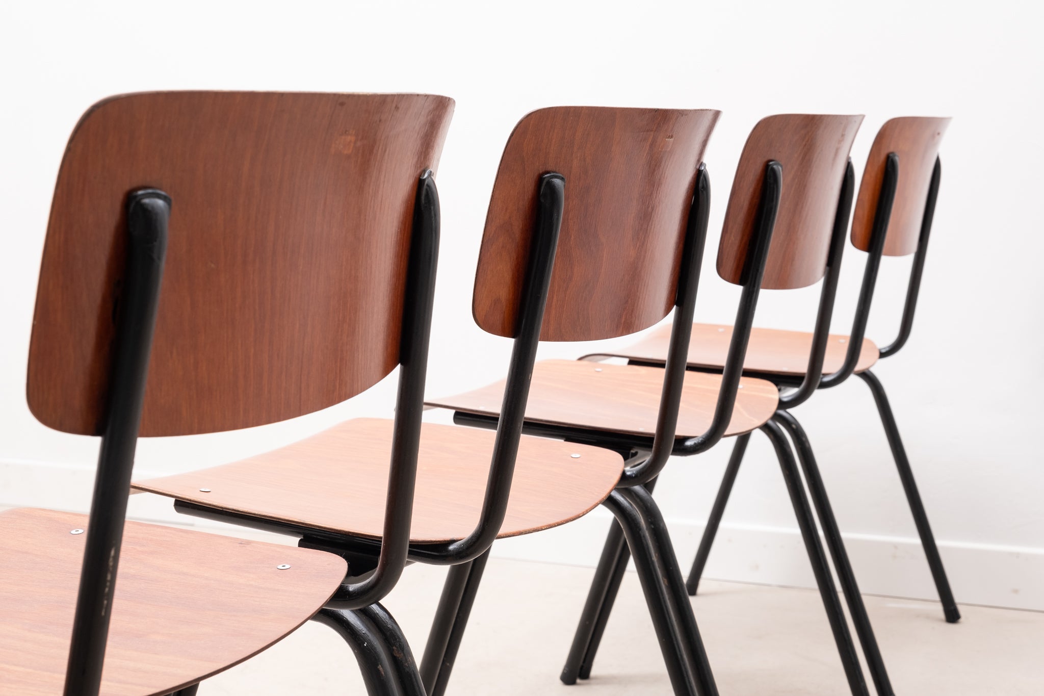 Stackable metal and wood chair oak / black
