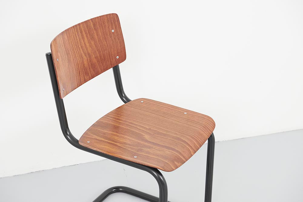 Pagholz S-shaped chair