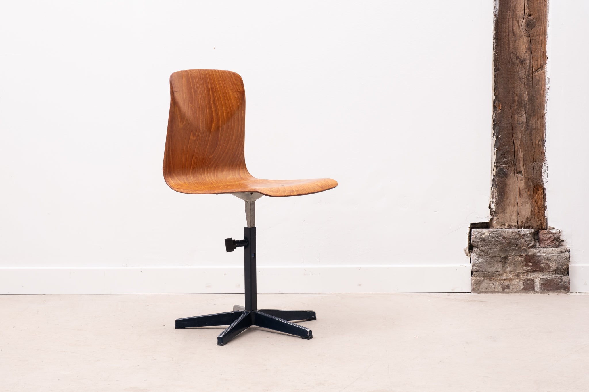 Adjustable Galvanitas star foot chair