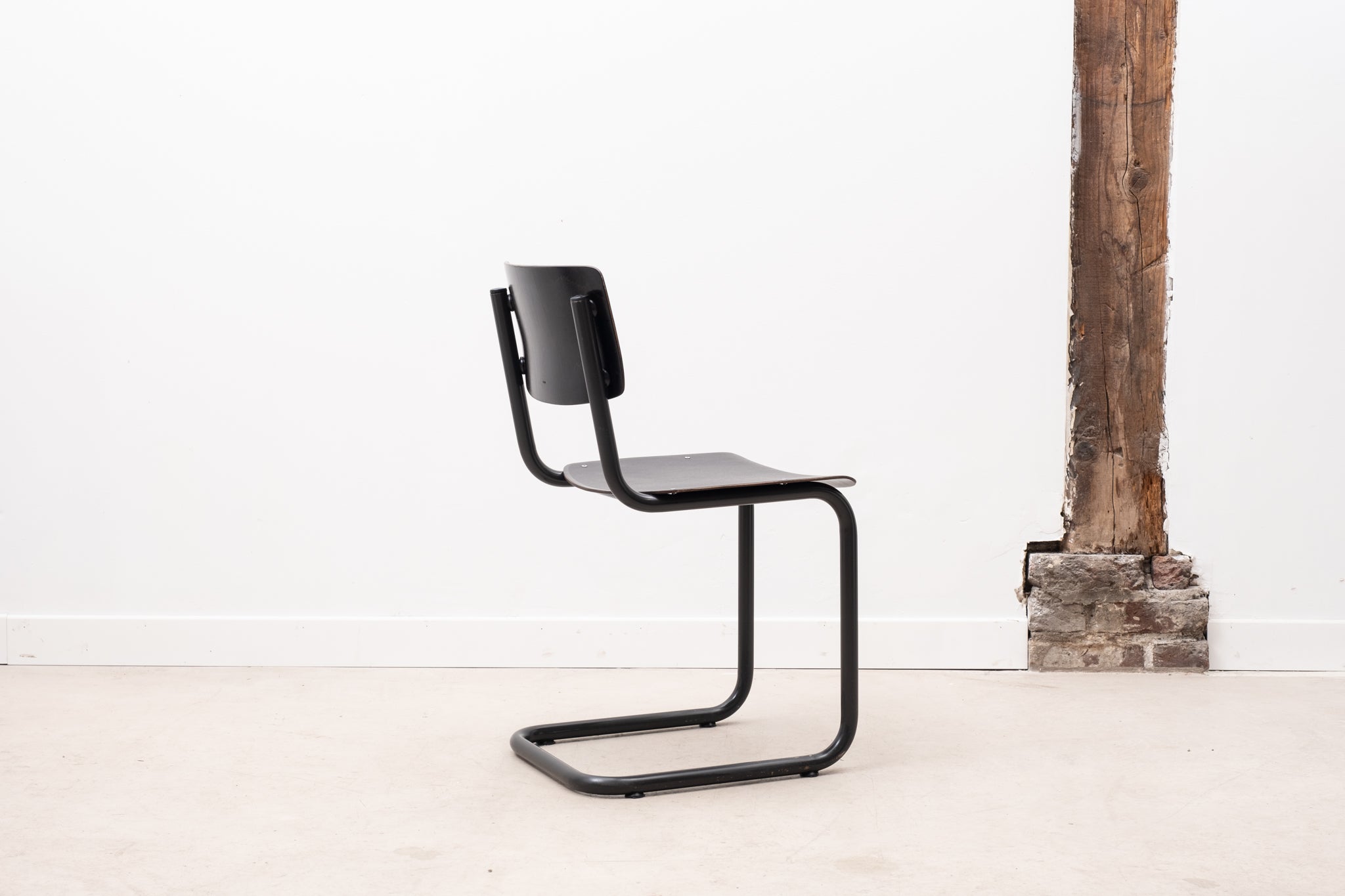 Pagholz S-shaped chair
