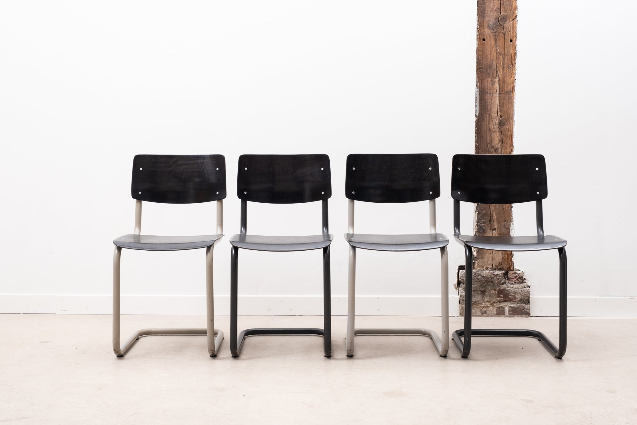 Pagholz S-shaped chair