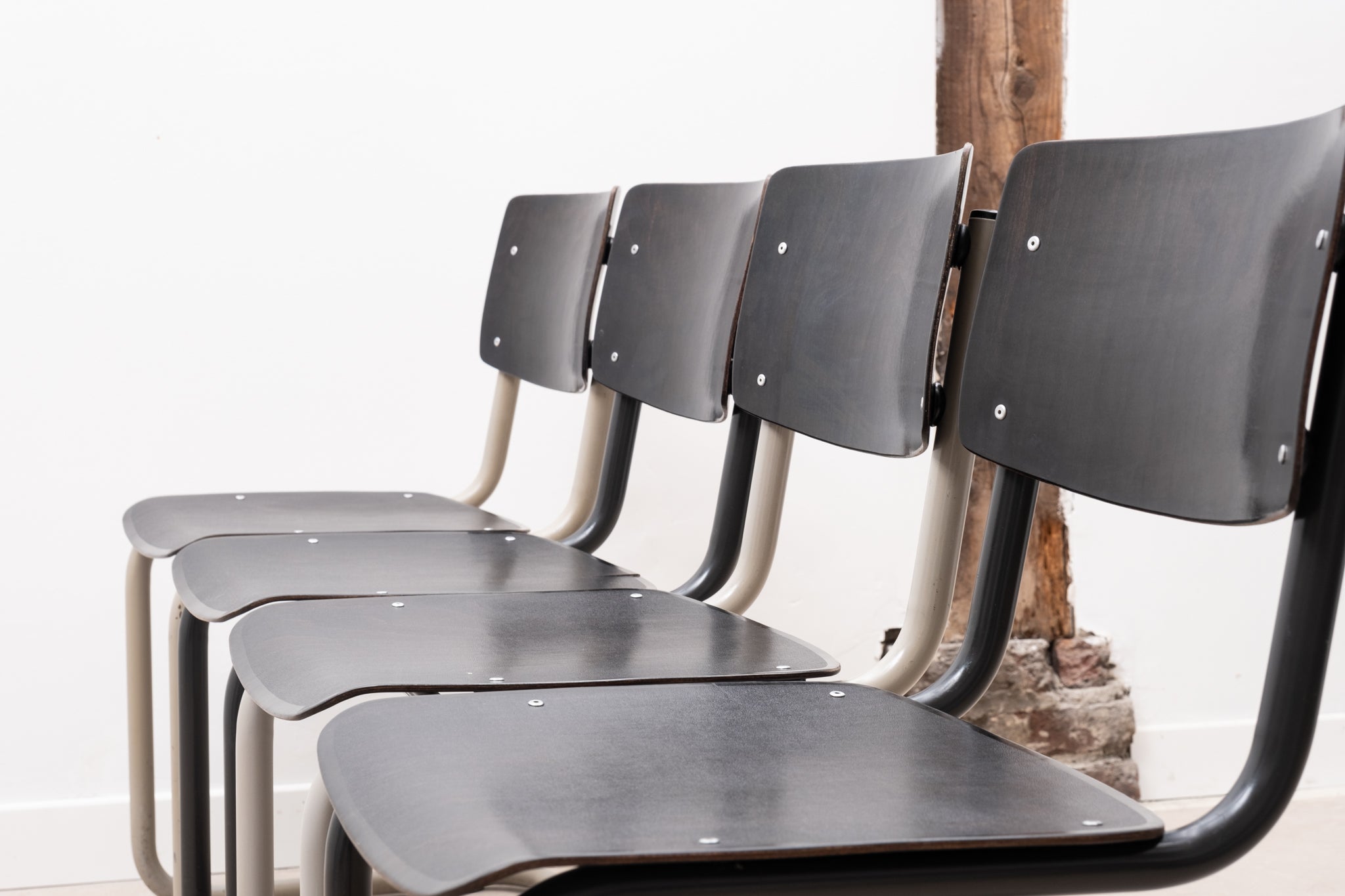 Pagholz S-shaped chair