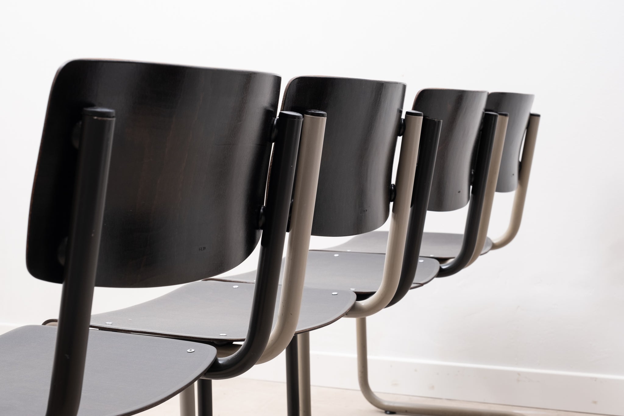 Pagholz S-shaped chair