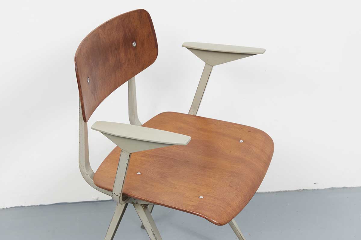 Chaise Friso Kramer Result accoudoirs Chêne / Gris Clair - Cartel de Belleville mobilier vintage paris