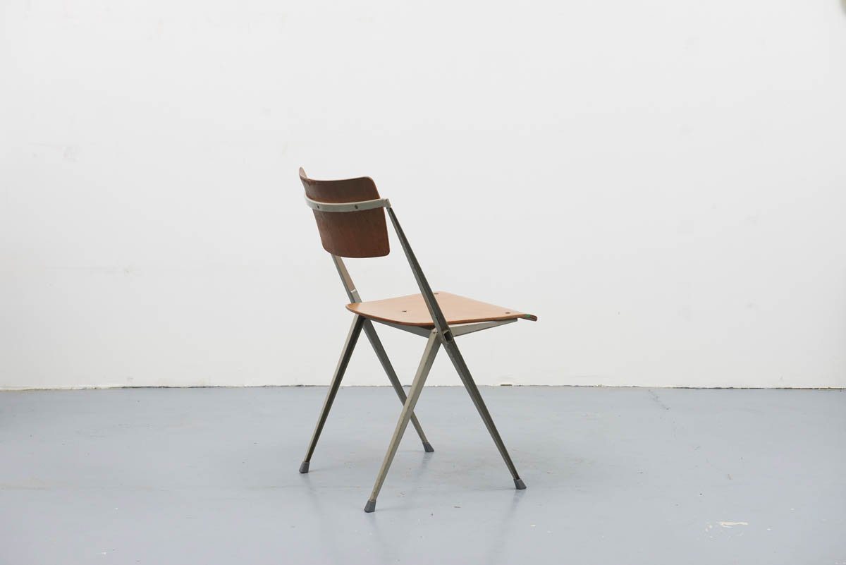Pyramid chairs de Wim Rietveld pour Ahrend de Circkel 1960 - Cartel de Belleville mobilier vintage paris