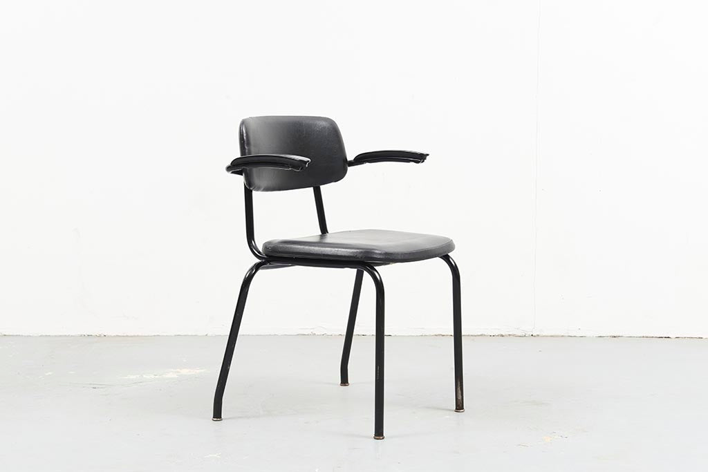 Chaises Ahrend accoudoirs skai noir - Cartel de Belleville mobilier vintage paris