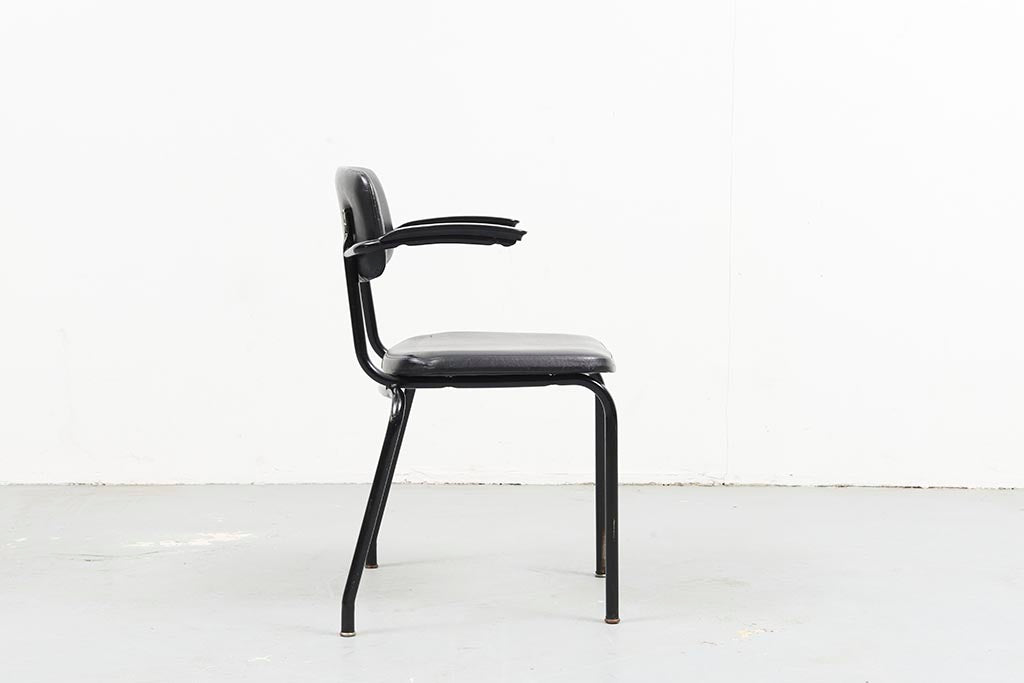 Chaises Ahrend accoudoirs skai noir - Cartel de Belleville mobilier vintage paris
