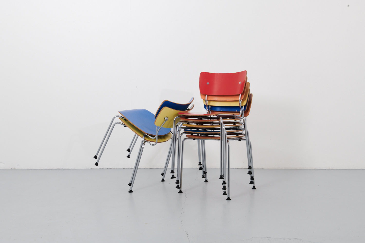 Arena 022 formica chair